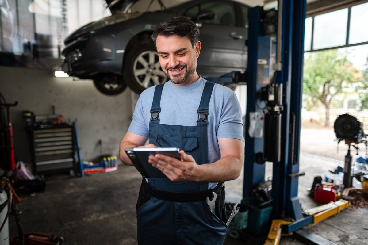 RD Auto Repairs mechanic with tablet